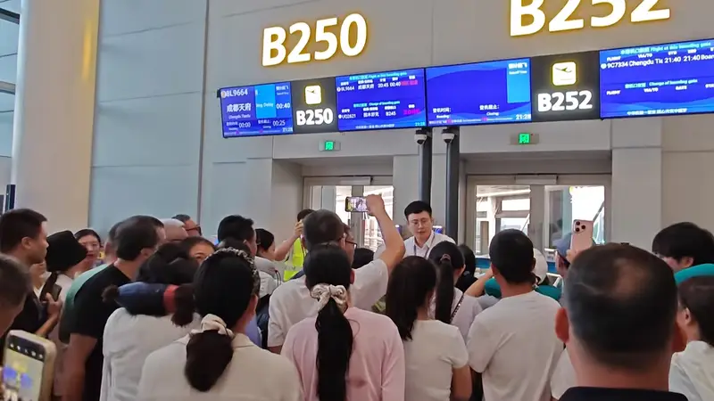 航班延误四小时,地勤人员发给旅客过期泡面,祥鹏航空:立即收回,每人补偿200元