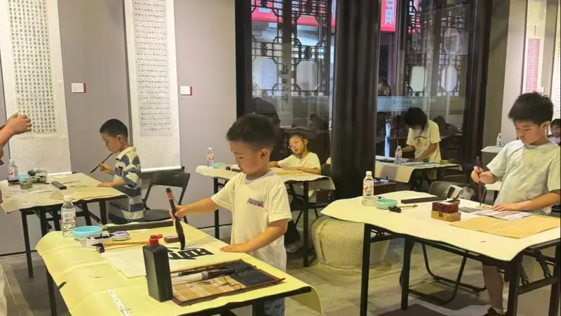上海学生书法展：百余作品见证笔墨传承