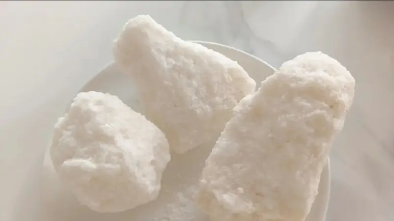 游客景区捡盐块当纪念品,被提醒存在放射性,察尔汗盐湖:未提纯盐块或含微毒,不建议捡拾
