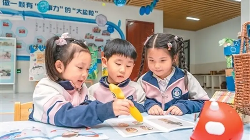 电子产品成“临时保姆” “电子带娃”暗藏隐忧