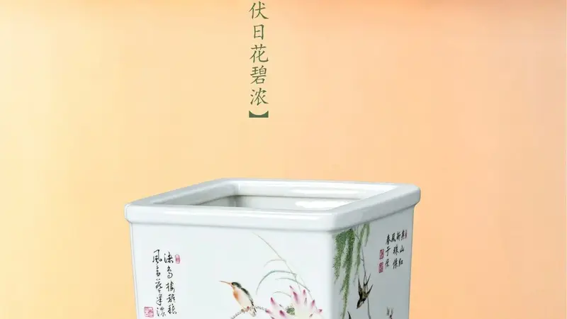 立秋暑未消,伏日花碧浓